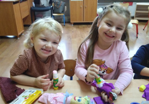 Klara, Hania i Emilka wykonują kukiełki.